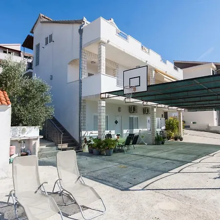 Pensionat Zana 3*